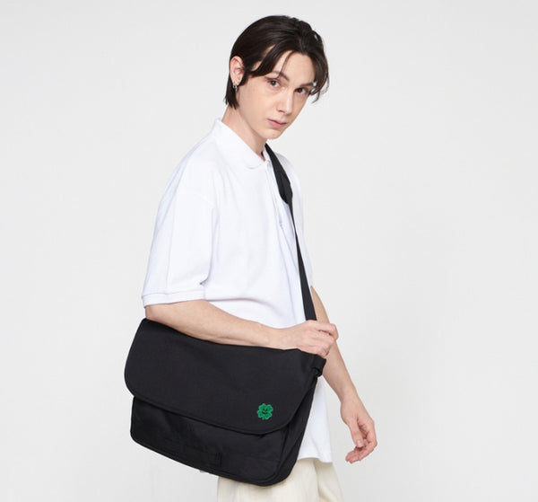 【GRAVER】23SS★ Clover Smile Embroidery Cross Messenger Bag Clover Smile Embroidery Cross Curved Messenger Bag - GRAVER