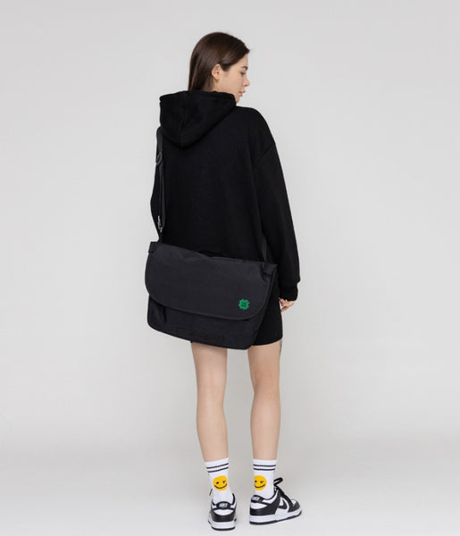 【GRAVER】23SS★ Clover Smile Cross Curved Messenger Bag Clover Smile Embroidery Cross Curved Messenger Bag - GRAVER