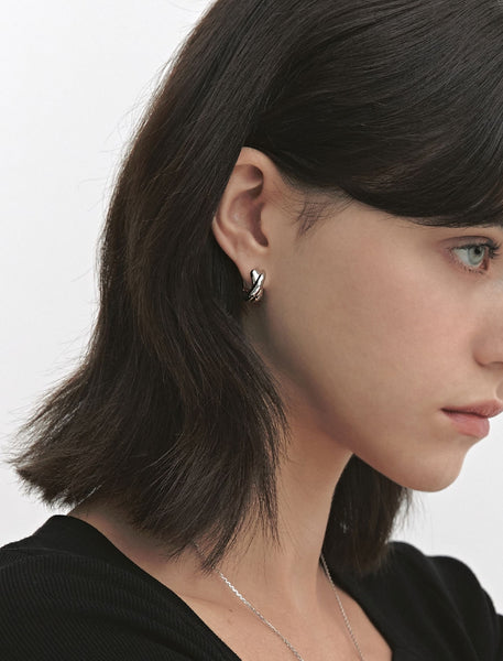 【HYERES LOR】Subni Silver Luciel Onyx Earring ピアス HYERES LOR(イエールロール) ピアス(レディース) - 海外通販のBUYMA