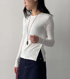 One-slit button tension t-shirt