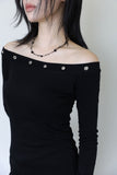 Eyelet off-shoulder slim tee