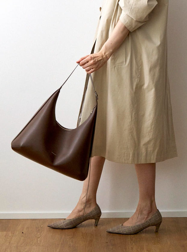 LECCPROJECT ブラウン ハンドバッグ BROWN LECC PROJECT(レックプロジェクト) - ブランド通販のBUYMA