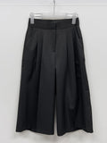 New Falling Two-Tuck Bermuda Slacks