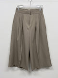 New Falling Two-Tuck Bermuda Slacks