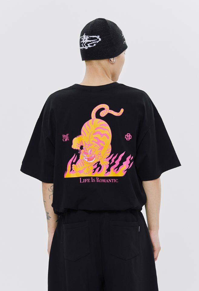 ROMANTIC CROWNのBLAZE REEL TIGER TEE SHIRT 全3色 BLAZE REEL TIGER TEE SHIRT - ROMANTIC CROWN | 60% - Asian