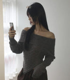 Chetil diagonal ribbed year-end look off-shoulder knit