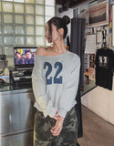 22 Cutting Off-Shoulder Sweatshirt