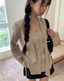 [Muffler set] Ir bean button side strap V-neck long sleeve blouse