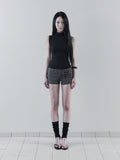 [mnem] Piercing Half-Neck Sleeveless
