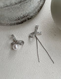 Dizen Unbalance Cubic Ribbon Earrings