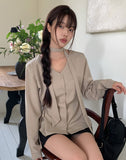 [Muffler set] Ir bean button side strap V-neck long sleeve blouse