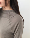 Two-in diagonal button hood T-shirt