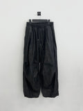 One-tuck black dart denim (green fabric)