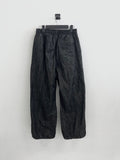 One-tuck black dart denim (green fabric)